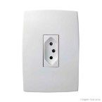 Conjunto montado de tomada vertical 10A com placa Pialplus Pial