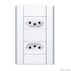 Tomadas padrão 10A distanciadas com placa Modulare Fame